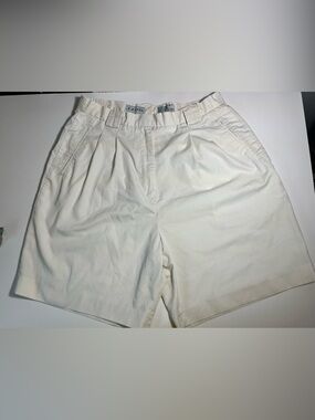 Izod vintage Women Off-White Pleated Cotton Shorts